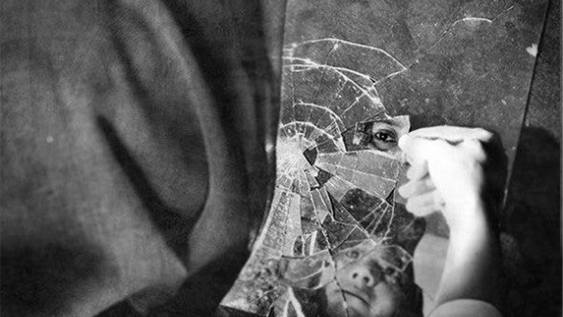 نگاه های کورکورانه و متعصبانه ای پیکر نحیف زنان تنها و سرپرست خانوار را خراش می دهد