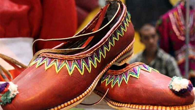 صنایع دستی در دست دستفروشان