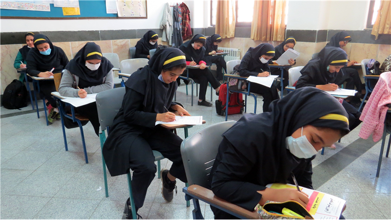 دستشویی‌های کثیف دختران دانش آموز را از دفع به موقع دور و بیمار می‌کند