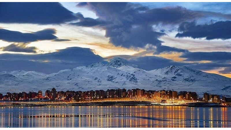 دریاچه شورابیل کجاست و چطور به آن سفر کنیم