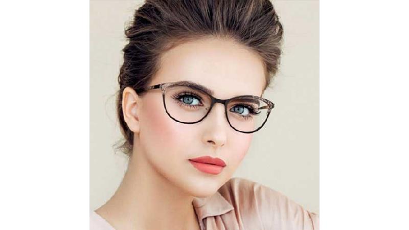 بهترین روش آرایش چشم برای خانم های عینکی