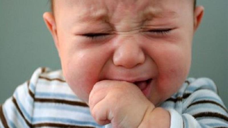 نوزادان چرا گریه می‌کنند و چطور گریه آنها را متوقف کنیم