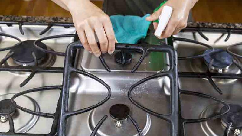 چطور میله‌های اجاق گاز را بی دردسر تمیز کنیم