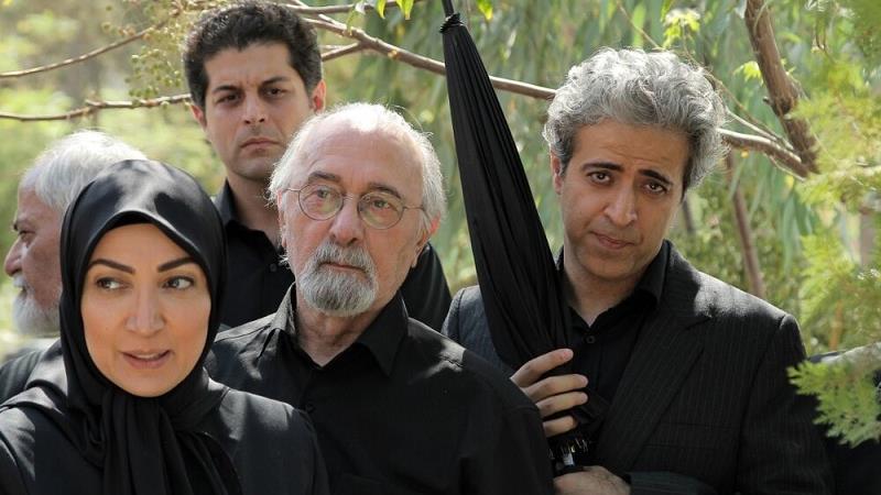 ساعت پخش و تکرار  و خلاصه داستان سریال بیگانه ای با من است