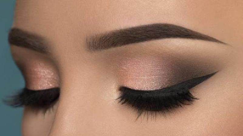 بهترین  آرایش برای لباس طلایی چیست