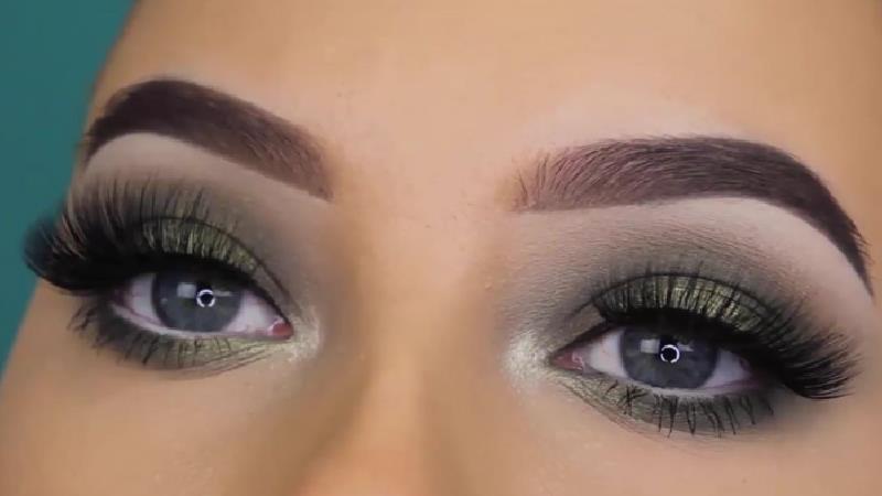 زنی برای زیباترشدن زیر دست آرایشگر تا آستانه کوری رفت