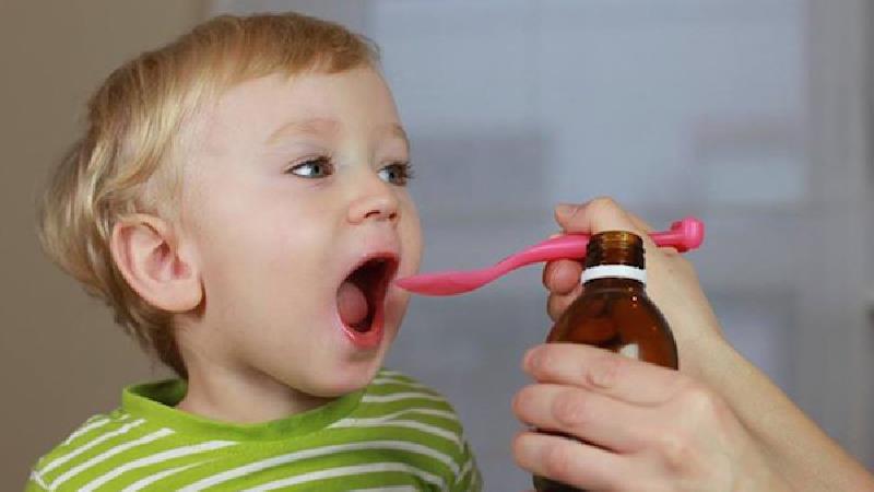 کودکان چرا استفراغ می‌کنند و چطور استفراغ کودک را درمان کنیم