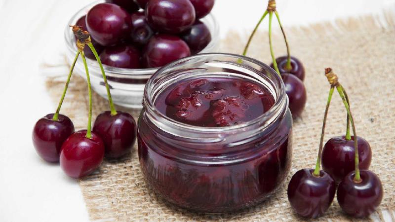 طرز تهیه کمپوت گیلاس  به سبک کارخانه ها بسیار ساده و آسان در خانه