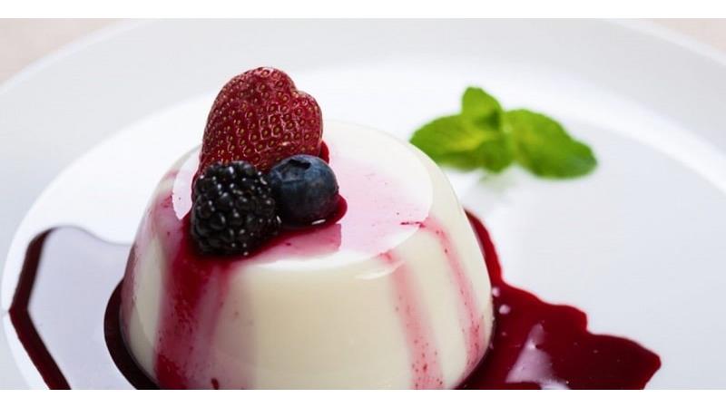 طرز تهیه دسر پاناکوتا توت فرنگی بسیار عالی و خوشمزه