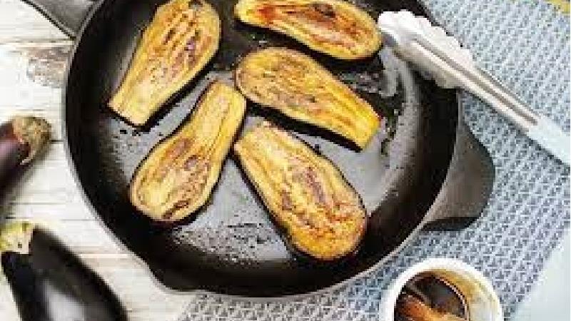 ترفندهای مختلف برای سرخ کردن بادمجان با کمترین روغن