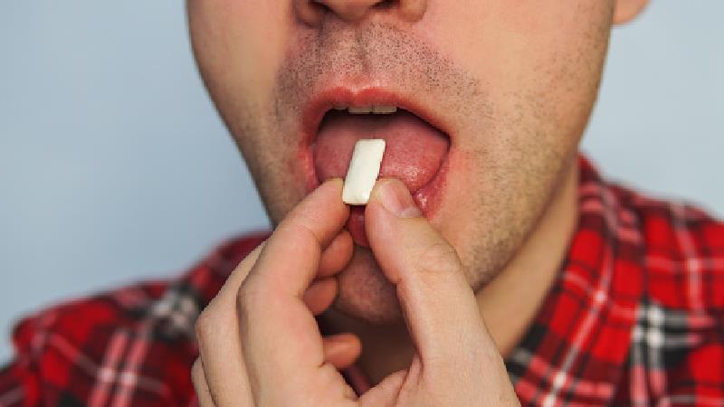 آدامس جویدن چه ضررهایی دارد