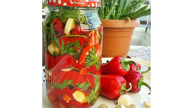 طرز تهیه ترشی فلفل کبابی بسیار خوشمزه و مجلسی