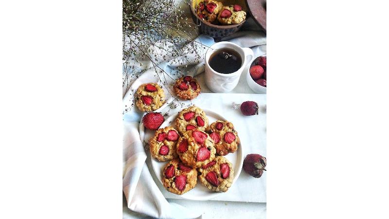 طرز تهیه کوکی جو دوسر با شکلات و توت فرنگی