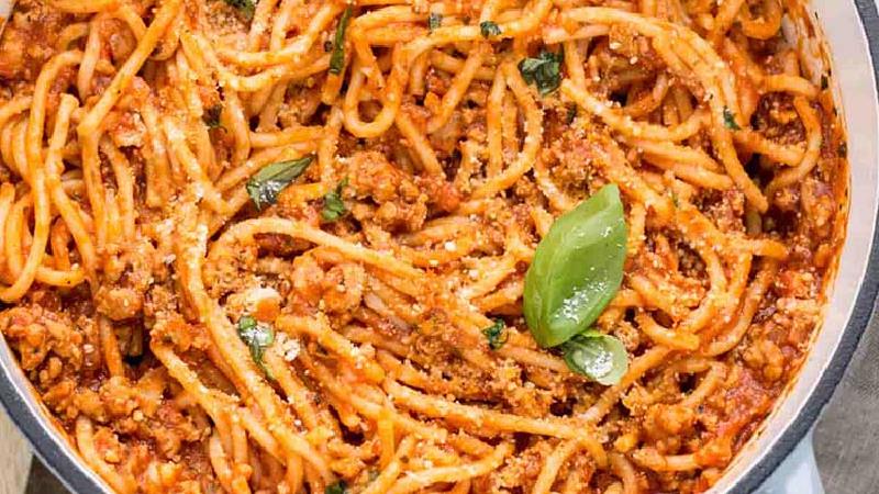 طرز تهیه ماکارونی ساده و خوشمزه با سویا و گوشت