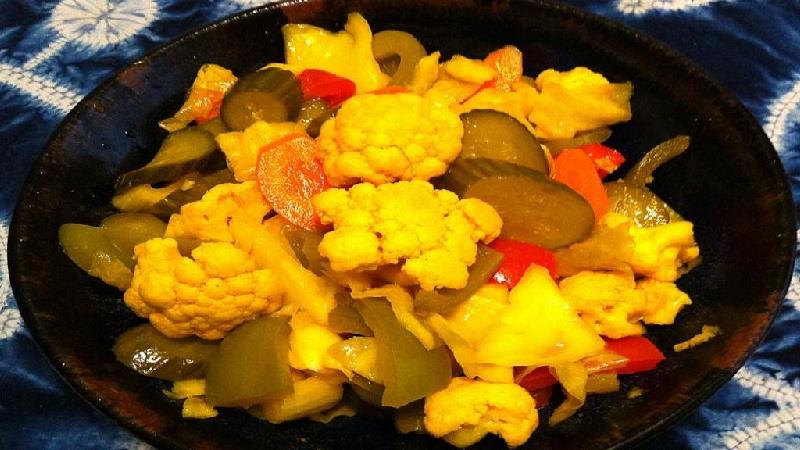 طرز تهیه ترشی زرد و ترشی قرمز مجلسی