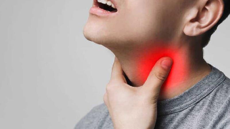 7 راه حل ساده برای درمان فوری گلودرد در خانه