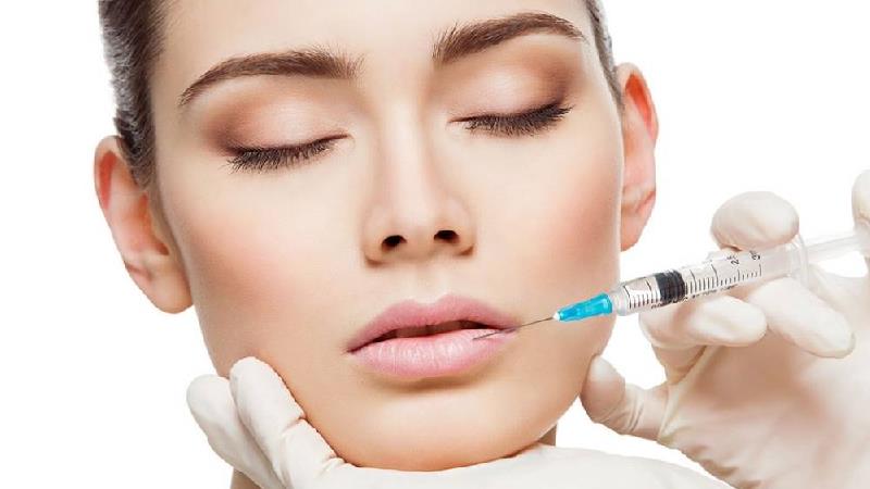 پزشک زیبایی قلابی ژل و بوتاکس تزریق  می کرد