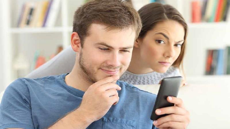 آیا چک کردن تلفن همراه همسر و صفحات مجازی اش کار درستی است