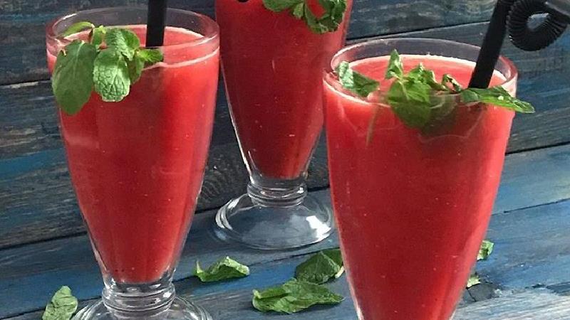 طرز تهیه اسموتی هندوانه و توت فرنگی خیلی خوشمزه و مجلسی