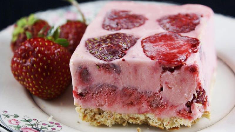 بستنی یخی توت‌فرنگی  خانگی تابستانی و خوش رنگ