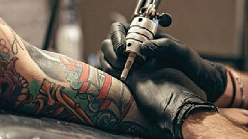 آسیب روانی در کودکی زمینه خالکوبی در بزرگسالی