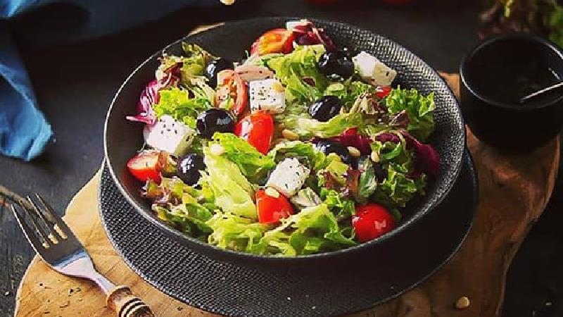 طرز تهیه سالاد یونانی خیلی خوشمزه و مجلسی