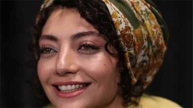 زویا در سریال غریبه کیست