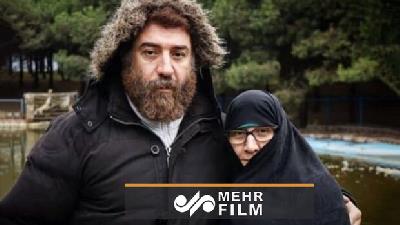 علی انصاریان مادرش را غرق بوسه  و پیشنهاد تیم خارجی را رد کرد