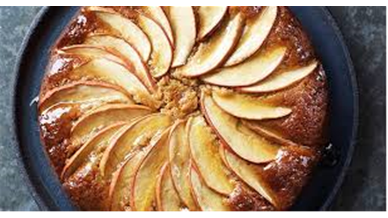 کیک سیب خانگی با دارچین و گردو