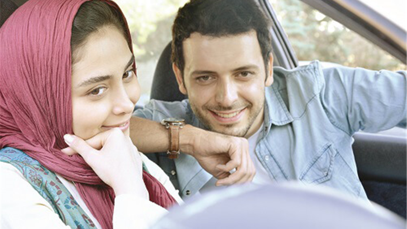 بیوگرافی دیبا زاهدی بازیگر نقش سارا در آقازاده