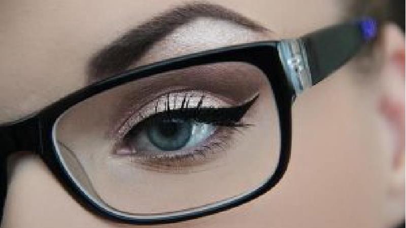 چطور با عینک آرایش کنیم