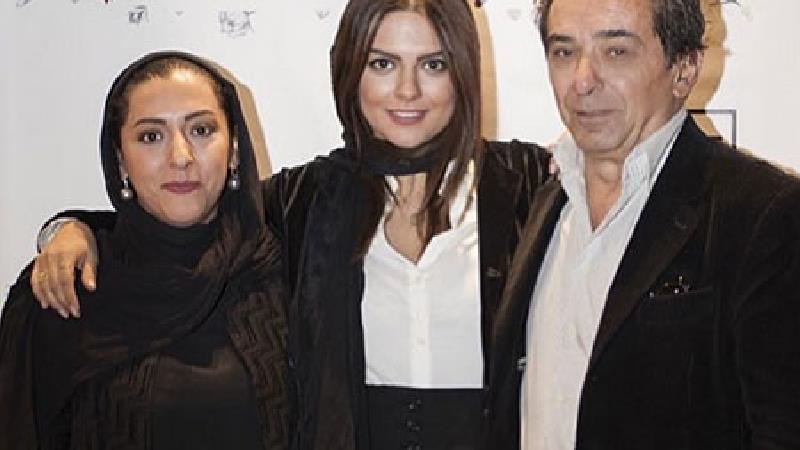 دنیا مدنی و خواهر و پدرش