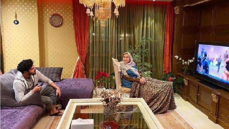 سینا مهراد و مادربزرگش