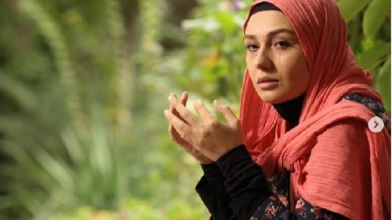 لیلا در بیگانه ای با من است