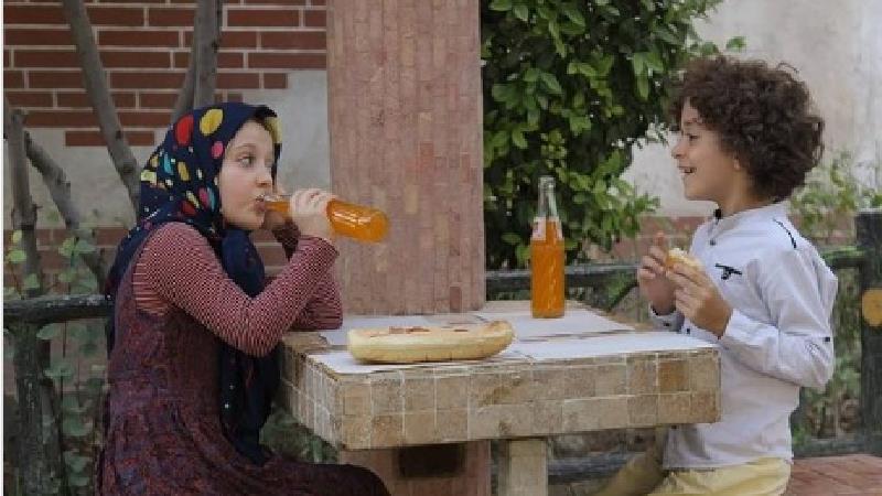بیگانه ای با من است