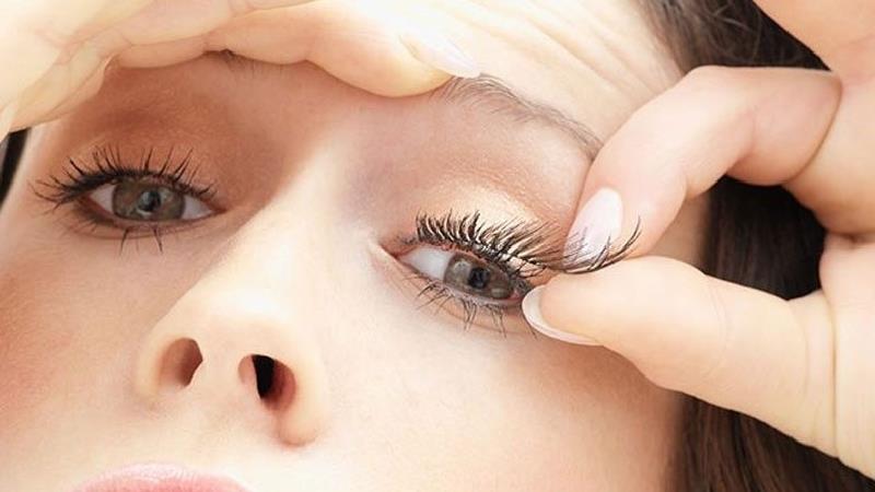 روش چسباندن مژه مگنتی