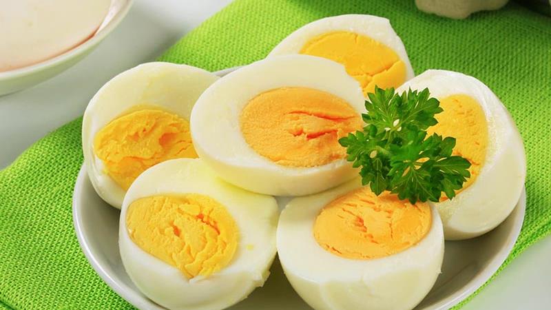 طرز تهیه تخم مرغ آب پز بدون شکستگی