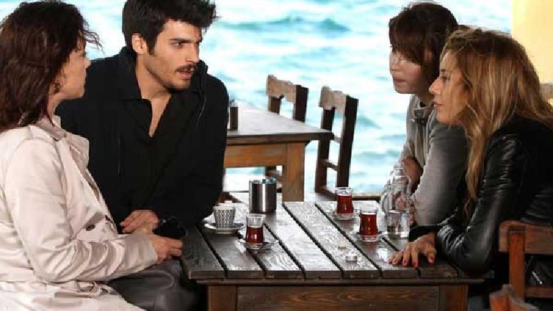 بازیگران سریال دلدادگی چه کسانی هستند