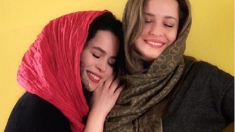 ملیکا شرفی نیا و خواهرش