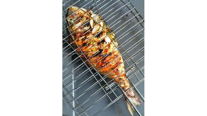 ماهی کبابی با زغال