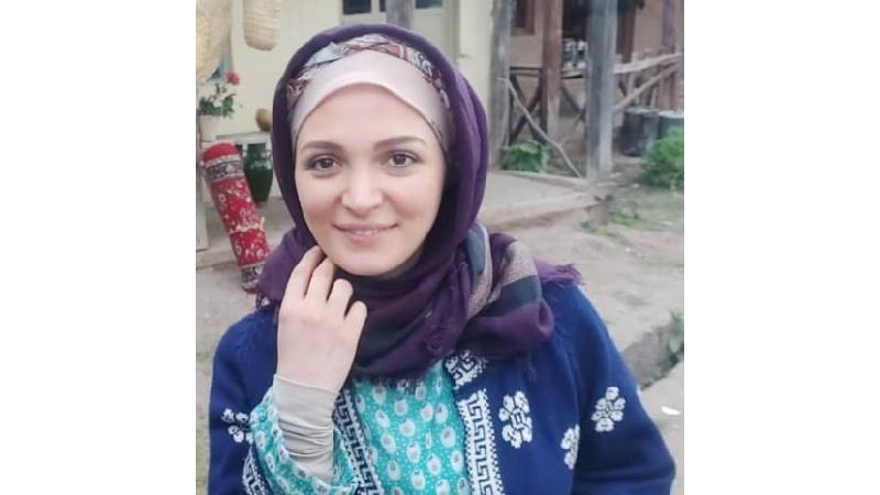 محبوبه اسدی بازیگر نقش گل صنم در سریال کلبه ای در مه