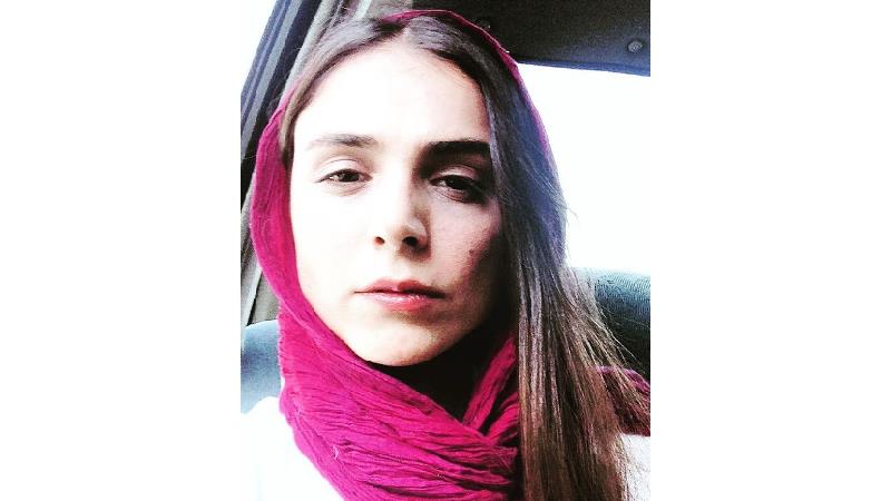 رویا حسینی بازیگر نقش می جان در سریال کلبه ای در مه 