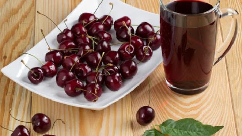 شربت آلبالو خوشرنگ