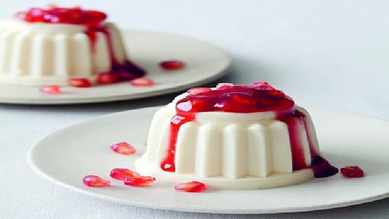 طرز تهیه دسر پاناکوتا توت فرنگی