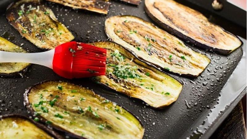 چگونه می توانیم بادمجان را با کمترین روغن سرخ کنیم