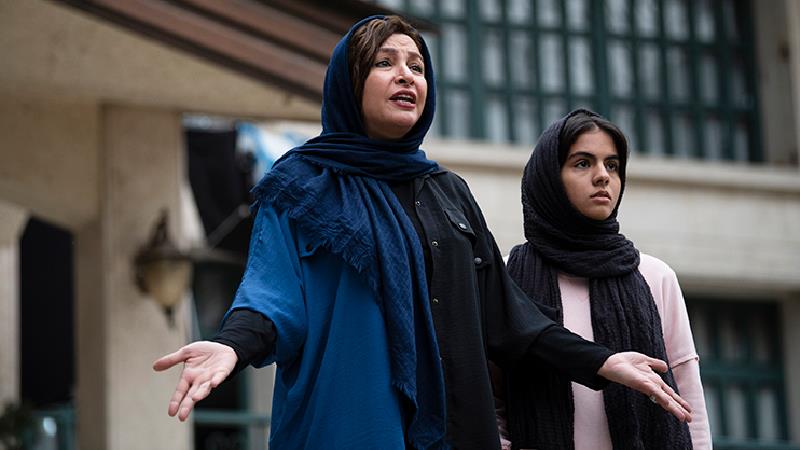 سارا حاتمی و مه لقا باقری در سریال زخم کاری