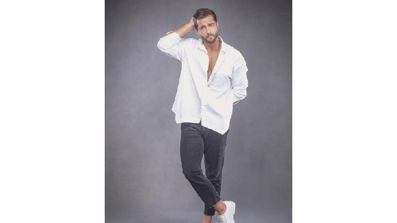 امیر مقاره خواننده وبازیگر