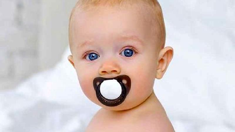 پستانک نوزاد