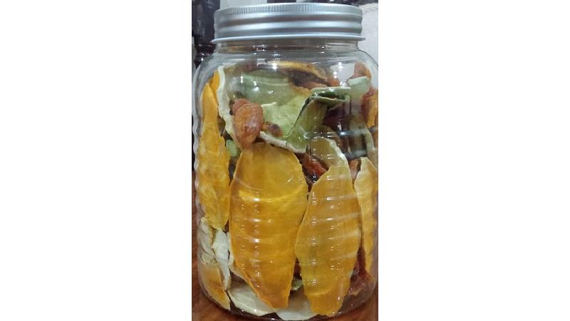 میوه خشک در ظرف جار